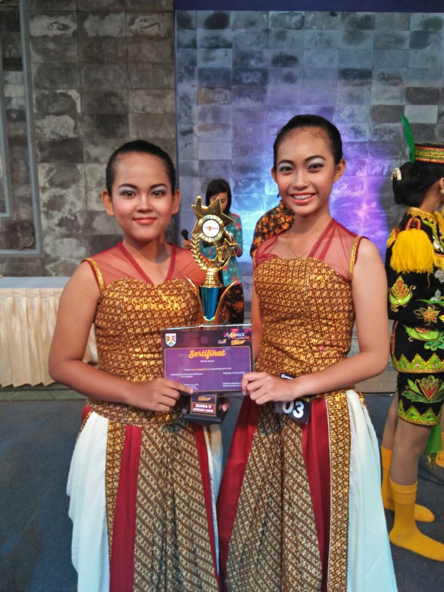 smpMAofficial's tweet photo. Para penari dari SMP Maria Assumpta yang membawakan tari "Gebyar  Nusantara" meraih juara harapan 2 dalam Lomba Tari Ayo Menari-Magelang  Fest 2018 Kategori Umum tingkat DIY-Jateng https://t.co/59fFjwmeIg