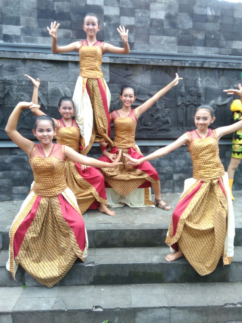 smpMAofficial's tweet photo. Para penari dari SMP Maria Assumpta yang membawakan tari "Gebyar  Nusantara" meraih juara harapan 2 dalam Lomba Tari Ayo Menari-Magelang  Fest 2018 Kategori Umum tingkat DIY-Jateng https://t.co/8SK2wcPhxB