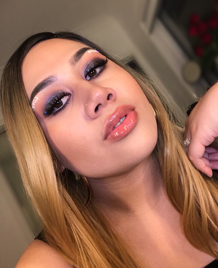 CharlotteSGibs's tweet photo. Midnight ☪️
Inspired by the song and song cover of “Faded Love” by @Tinashe 💜
-@MACcosmetics (LINGERING) #browcrayon
-@ABHcosmetics @norvina1 (DARK BROWN) #dipbrow
-@fentybeauty (210) #profilt’r
-@UrbanDecay (LIGHT) #concealer
-@HourglassMakeup (PEACEMAKER) #lips https://t.co/4pBBQF0vSi