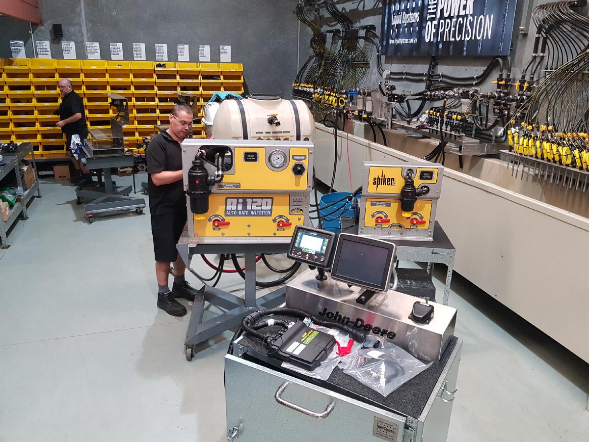 LQSystems's tweet photo. Here they come @JoeWecker Just doing the final wet test &amp; then off to Pat Smith, Nth Battleford @PattisonAg @pattisonprecag #can #Plant18 #onepass #infurrow #banding #multipleliquids #rightrate #rowtorowaccuracy #measureandcontrol #targetinputs #builttolast #Ai120 #Spiker https://t.co/zUuVuT4awd