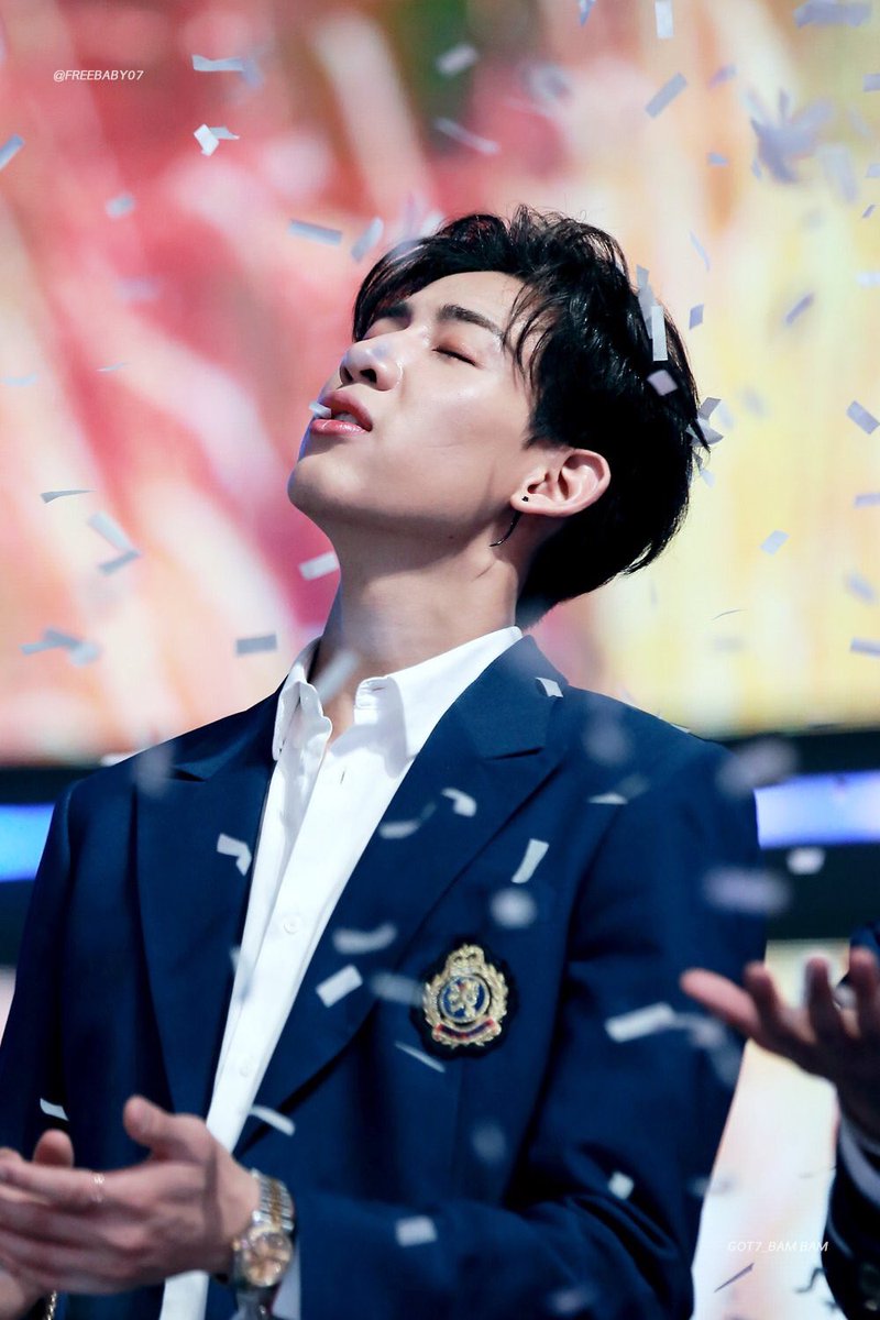 IneffableGOT7's tweet photo. When ANGELS living on earth misses their WINGS, they feel happy just by seeing confettis... like they're feathers too😭🤧
#GOT7 @GOT7Official are my angels
#Angel7 I've got my #EyesOnYou FOREVER
#LOOK #GOT7WorldTour2018 https://t.co/Davkb5SnNp