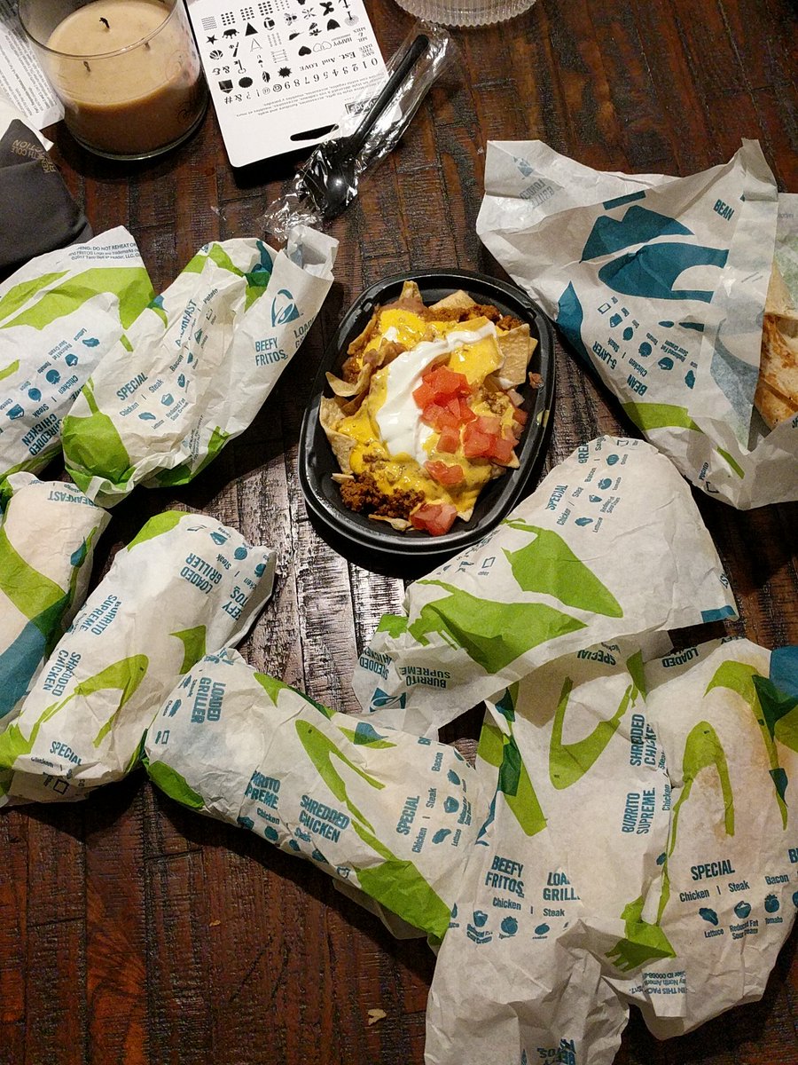 Happyshtbox's tweet photo. Hey @tacobell WTF is this? Not only is everything wrapped the same, I didn't order nachos! You had one job! Listen! https://t.co/Z8aZCKrnVr