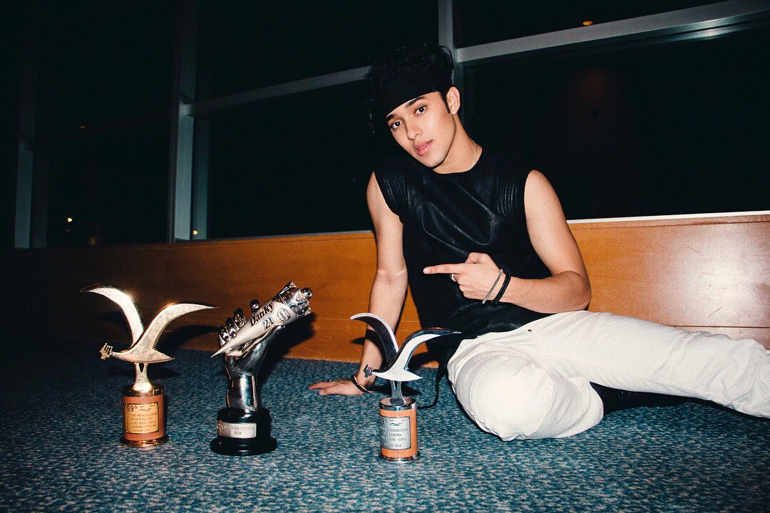JOELDELE0N's tweet photo. ¡GRACIAS GRACIAS GRACIAS! Otro sueño hecho realidad... estas Gaviotas y el Premio de  #ArtistaDelFestivalCNCO son para ustedes #CNCOwners , las/os amo. ❤️ Y CHILEEEE.. gracias por la gran oportunidad. Llevaré este día en mi corazón para siempre. 😭 https://t.co/YXaxYRfEut