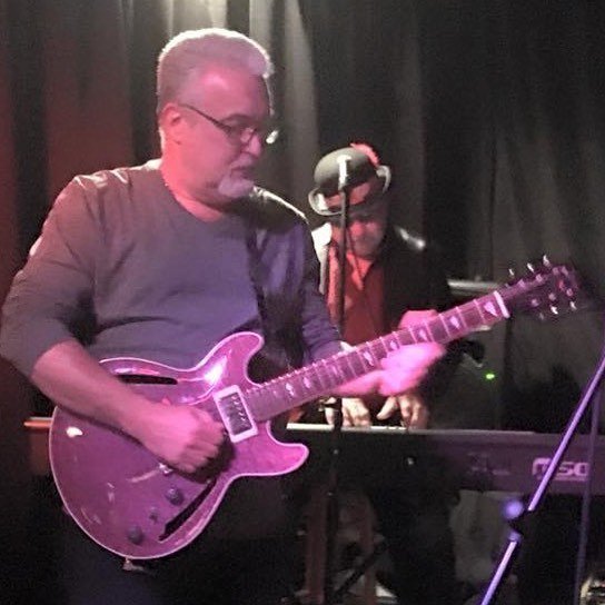 FuchsAudio's tweet image. Had an awesome afternoon at Hat City Blues Jam !!! The house Fuchs Fullhouse-50 was killing ! #fuchsaudio #fuchsaudiotech #fuchsaudiotechnology #hatcitykitchen #bluesjam #bluesjamming #mccurdyguitars #mccurdyguitar ift.tt/2FvsCvm