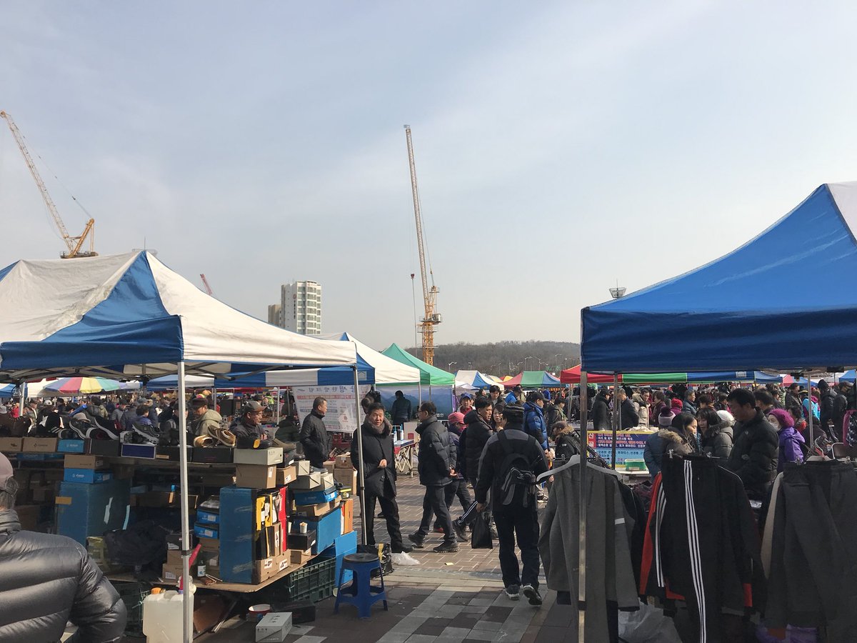 수도권 최대 5일장인 모란시장이 28년만에 장터를 옮기고 문을 열었습니다  봄기운이 완연한 모란시장엔 볼거리 먹을거리가 넘쳐나니 다들 놀러오세요 #성남시