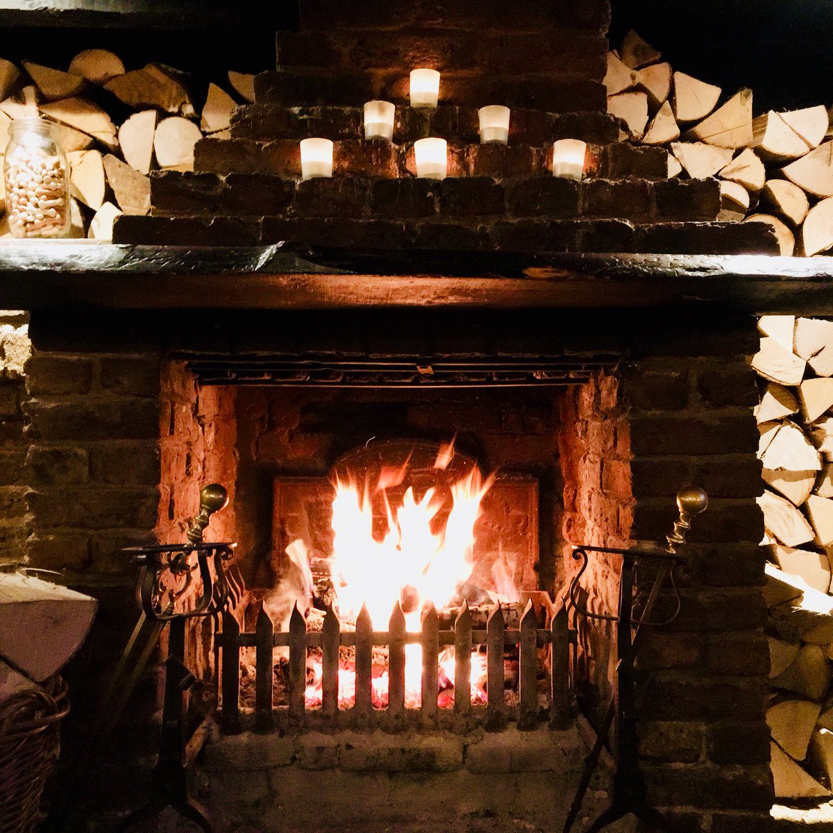 cricketerscobhm's tweet photo. It may be cold outside but the fires are roaring @cricketerscobhm come along for lunch, show us this tweet and get a 175ml glass of house red or white on us https://t.co/wS0Zw4N1nW