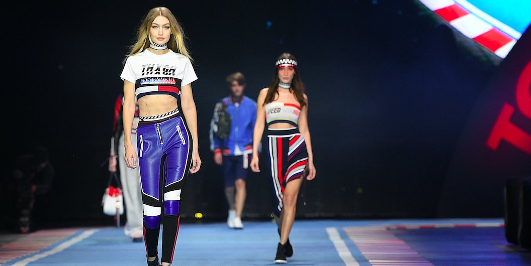 ExtasyBuzz's tweet photo. Gigi Bella and Anwar Hadid All Walk in Tommy Hilfiger's Racing Themed Runway Show see more : https://t.co/Asxz491Tq2
#fashion 
#MondayMotivation https://t.co/yjEHlj6LKL