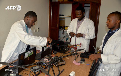 C'est la fierté de cette start-up camerounaise : produire et monter des drones qui viennent concurrencer les plus grandes entreprises américaines. A sa tête, celui qui est peut-être l’Elon Musk africain de demain u.afp.com/oU9u #AFP