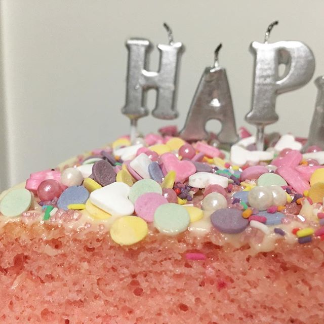 Dessertmakers's tweet photo. Strawberries &amp; Creme birthday cake for my niece Harvey with all the trimmings 👧🏼🦄🎀 #dessertmakers #cake https://t.co/9LVQfM8bW2 https://t.co/c7QAAQcvI9
