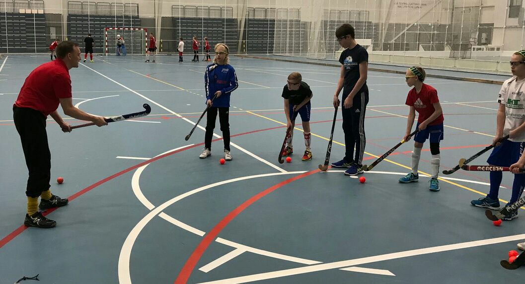 Nurmon Jymyn 05 salibandyjunnut kävi testailemas niin sanottua sisähockeytä. m.facebook.com/story.php?stor… #indoorhockey #maahockey #salibandy #sjkutd #nurmonjymy