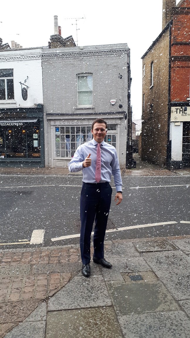 KF_SWLondon's tweet photo. Office Head James is clearly happy to see #snow in #Barnes this morning!
βοΈβοΈ βοΈβοΈ βοΈβοΈ #SnowWatch #MondayMotivation #goodmorning #KFBarnes https://t.co/C1mEaccH36