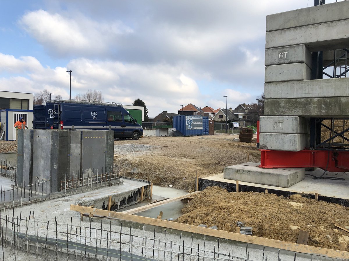 Arbeiders van onze partner  Depauwbetonwerken trotseren de koude om van dit #CBO  projekt in <a href="/GemeenteDilbeek/">Gemeente Dilbeek</a> een pareltje te maken.  @VMSW <a href="/providentia/">Jayong Song</a> <a href="/Durabrik/">Durabrik</a>