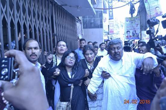 BhuiyanAnower's tweet photo. #Apartheid is brewing in
#Bangladesh.All citizen don't have the same constitutional rights here. Currently if you are an opposition party member,you don't have the right to protest even peacefully. Authorities won't let you sit in front of your own party office even for an hr. https://t.co/rbdf9w2S4V