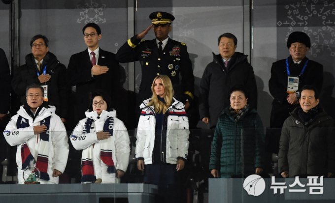 명색이 
국회의장이란 자가, 자국에서 
개최한 올림픽 폐막식에서 제나라 
국기를 향해 경례를 하지않다니,
이런 종자가 어찌 국가 삼부요인중
하나일수있는가? 대한민국 5천만 
국민은 뻑하면 애국가 제창도않고
국기도 무시하는 이런 새끼들의
지배속에 살고있음이 아닌가?