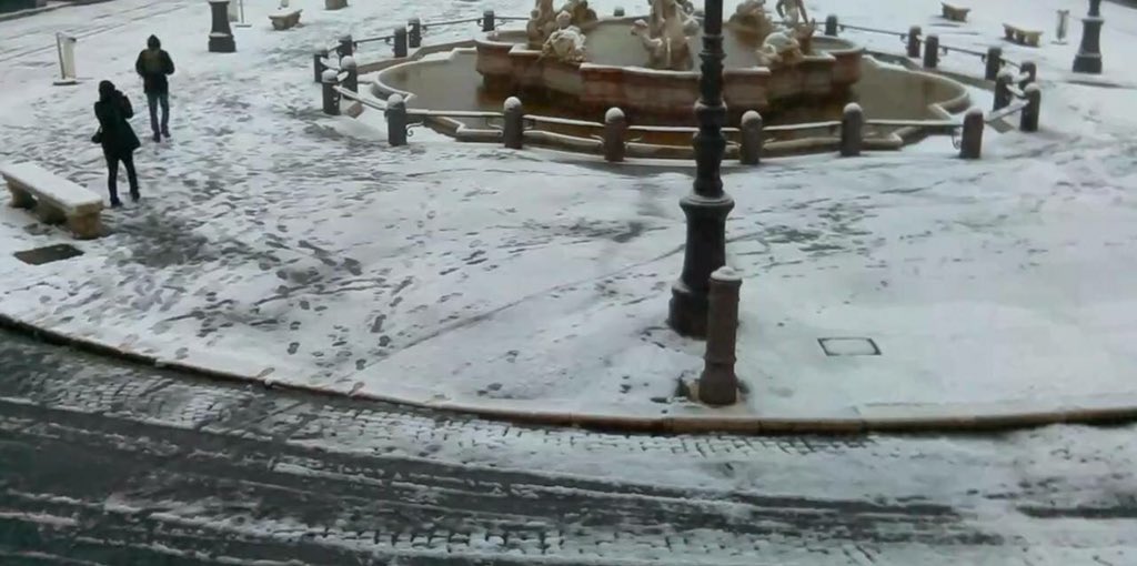 TrastevereRM's tweet photo. ...Sotto un manto di neve...Roma bianca mi appare...😍😍😍..non sarà la nevicata del 56...ma sempre un momento magico...buon lunedì...in bianco 😂 #nevearoma https://t.co/NQTbrFuaB5