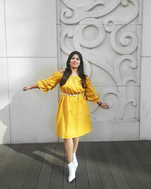 bhumika_t's tweet photo. Dancing in my ruffled sleeves and white boots 😁 Or trying to show the ruffled sleeves 🙈
Loving ruffled skirts, tops, dresses, everything ruffled these days 😊 #ruffledress #fbloggers #mustardyellow #afamado https://t.co/mdN7ebyy9o https://t.co/BEPxcldoNO