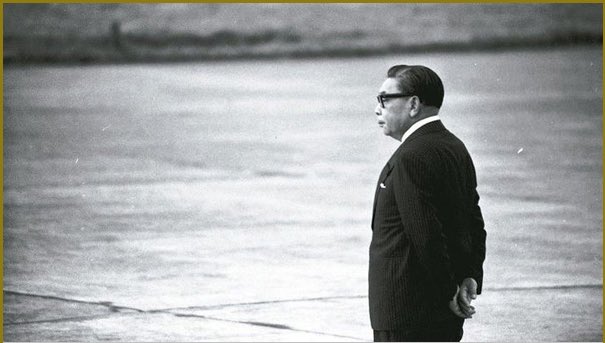 关敏：78年5月20日，蒋经国出任第六届总统。当天下午，他发布了三点“指示”：第一不许称“领袖”，第二不许叫“蒋经国万岁”，第三，不许有“蒋经国时代”这一类名词出现在公众场合和报纸杂志上。“今天是一个民主的时代，不应再有个人英雄主义的色彩，如果真有时代的话，只有群众的时代，而没有个人的时代”。