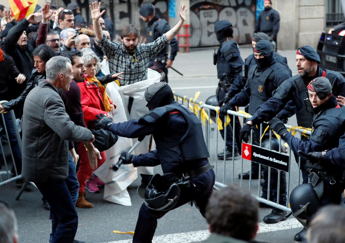 Arran_jovent's tweet photo. #Bondia☀️ Juguem a trobar les diferències: en una foto, els @mossos sota el 155, a l'altra, sota el govern autonòmic. Són el que són, ara i sempre. #destronemlo https://t.co/OWjw0pJtVA