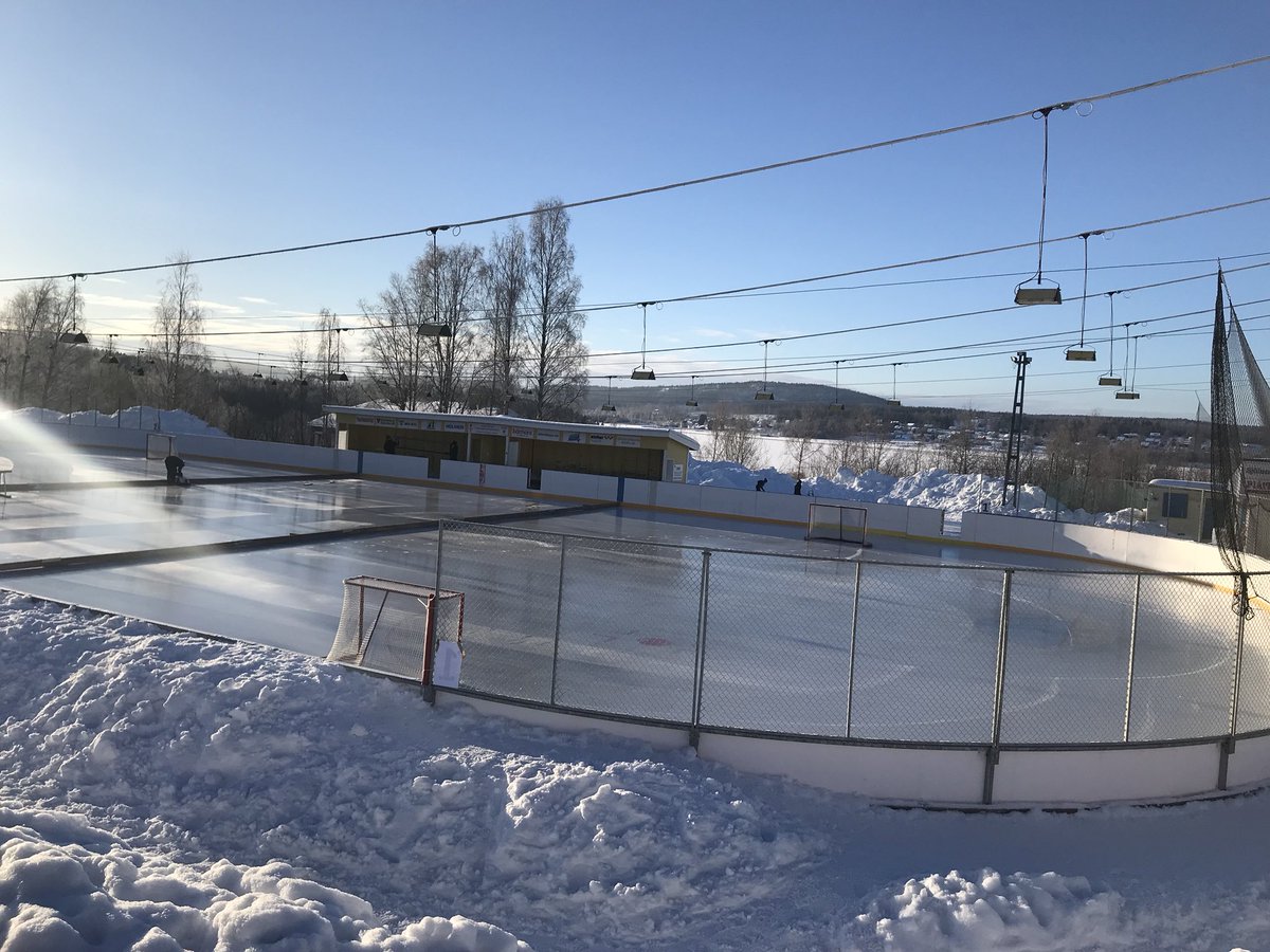 Rob7911's tweet photo. Igår bjöd @JarvedsIF på sammandrag. Svedjeholmens och @MODO_Hockey har ett gemensamt U9. På sammandraget ställde vi upp med 4 lag. Sann hockeyglädje under en värmande sol. Lysande bra arrangemang! https://t.co/wpJw5hP3cp