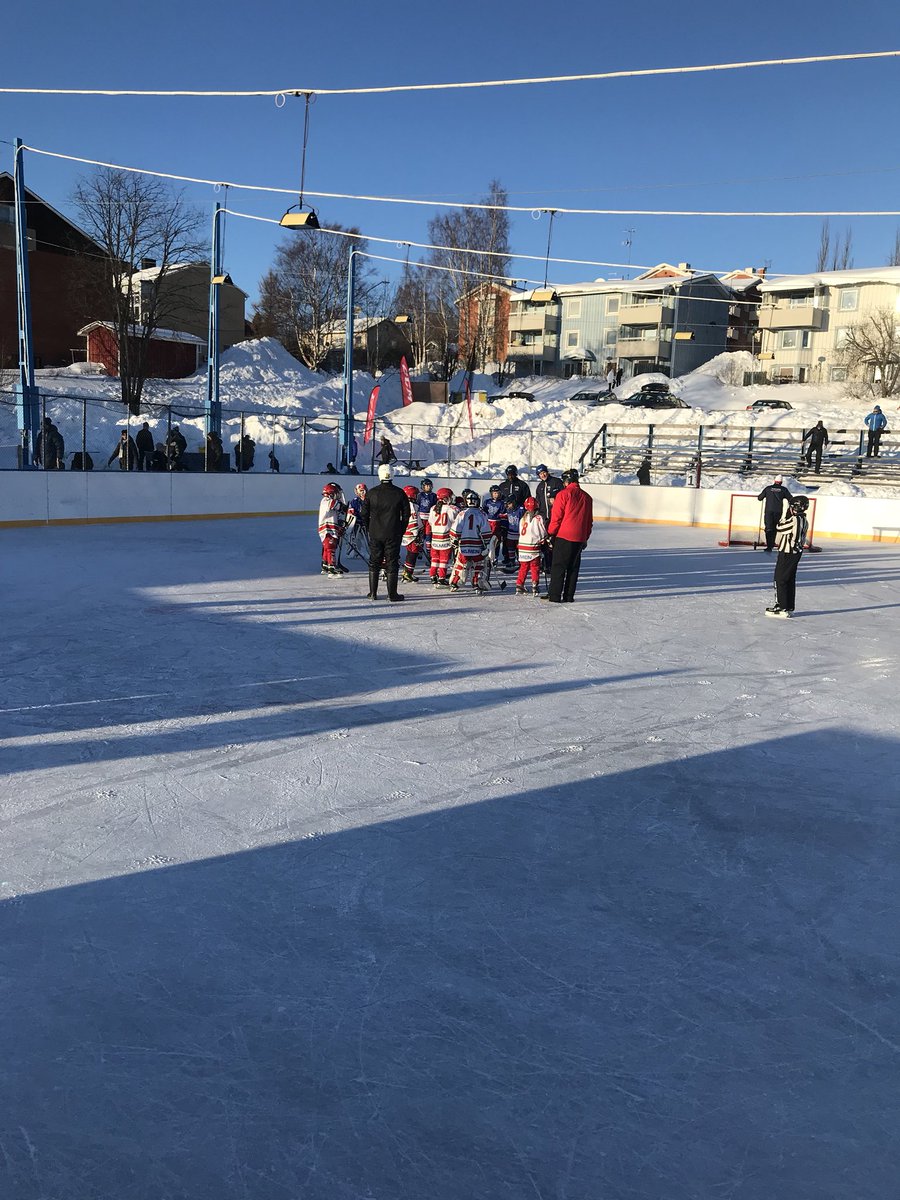 Igår bjöd <a href="/JarvedsIF/">Järveds IF</a> på sammandrag. Svedjeholmens och <a href="/MODO_Hockey/">MoDo Hockey</a> har ett gemensamt U9. På sammandraget ställde vi upp med 4 lag. Sann hockeyglädje under en värmande sol. Lysande bra arrangemang!
