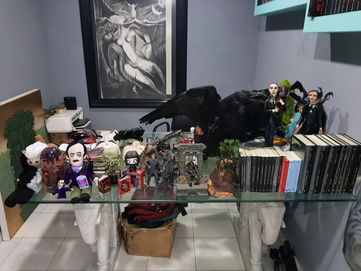 APoecraft's tweet photo. Renovando mi rincón del terror #loveterror #literaturadd terror https://t.co/eXOoSey9cT
