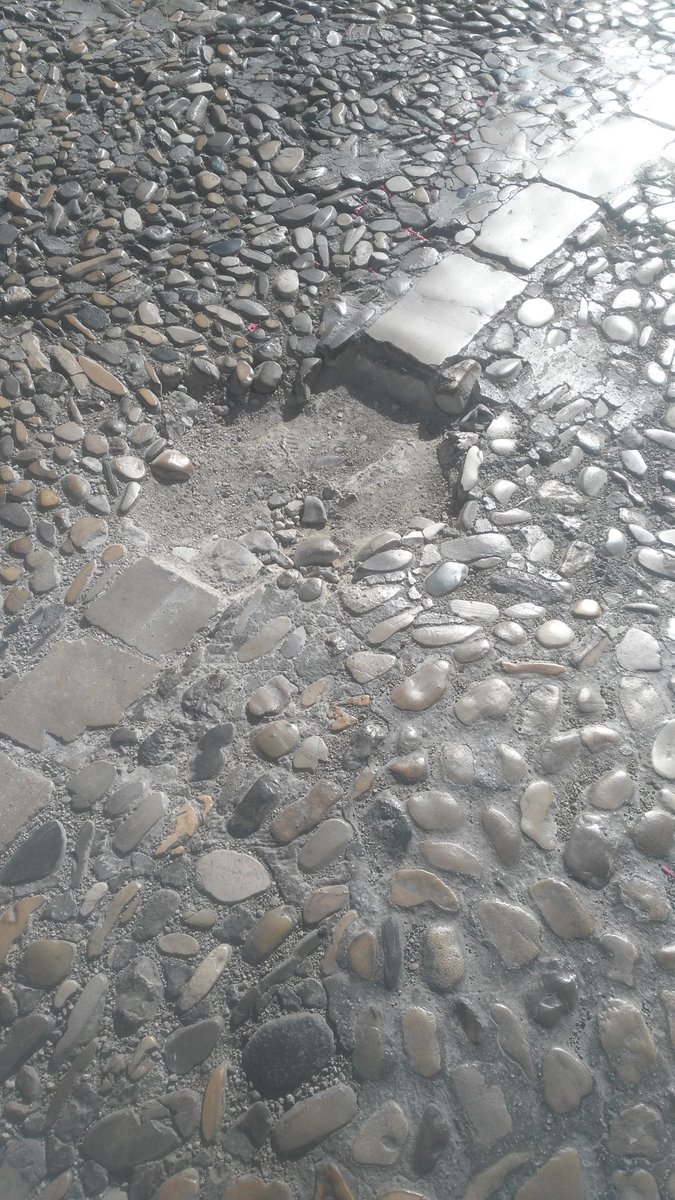 dena_pm's tweet photo. @manolo_baron  como ciudadana antequerana ya no se donde reclamar desperfectos peligrosos en calles e incluso edificios, asi m dirijo a usted, para q le ponga solución. Plza porchichuelo https://t.co/LbhiyMZgxv
