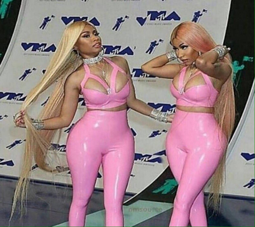 Ortalıkta pembe slime gibi dolaşma be karı illa o götü memeyi dışarı pörtletcen <a href="/NICKIMINAJ/">Nicki Minaj</a>