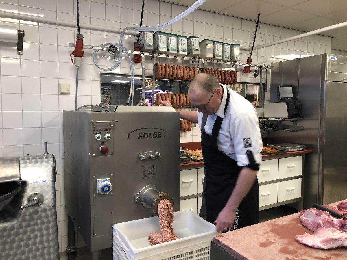 renevanhoof's tweet photo. Bij slager Ron de Kwant in Hank gaan het gehakt en andere ingrediënten in de machine voor de finale van het lekkerste Brabantse worstenbroodje https://t.co/oirzS2Emva