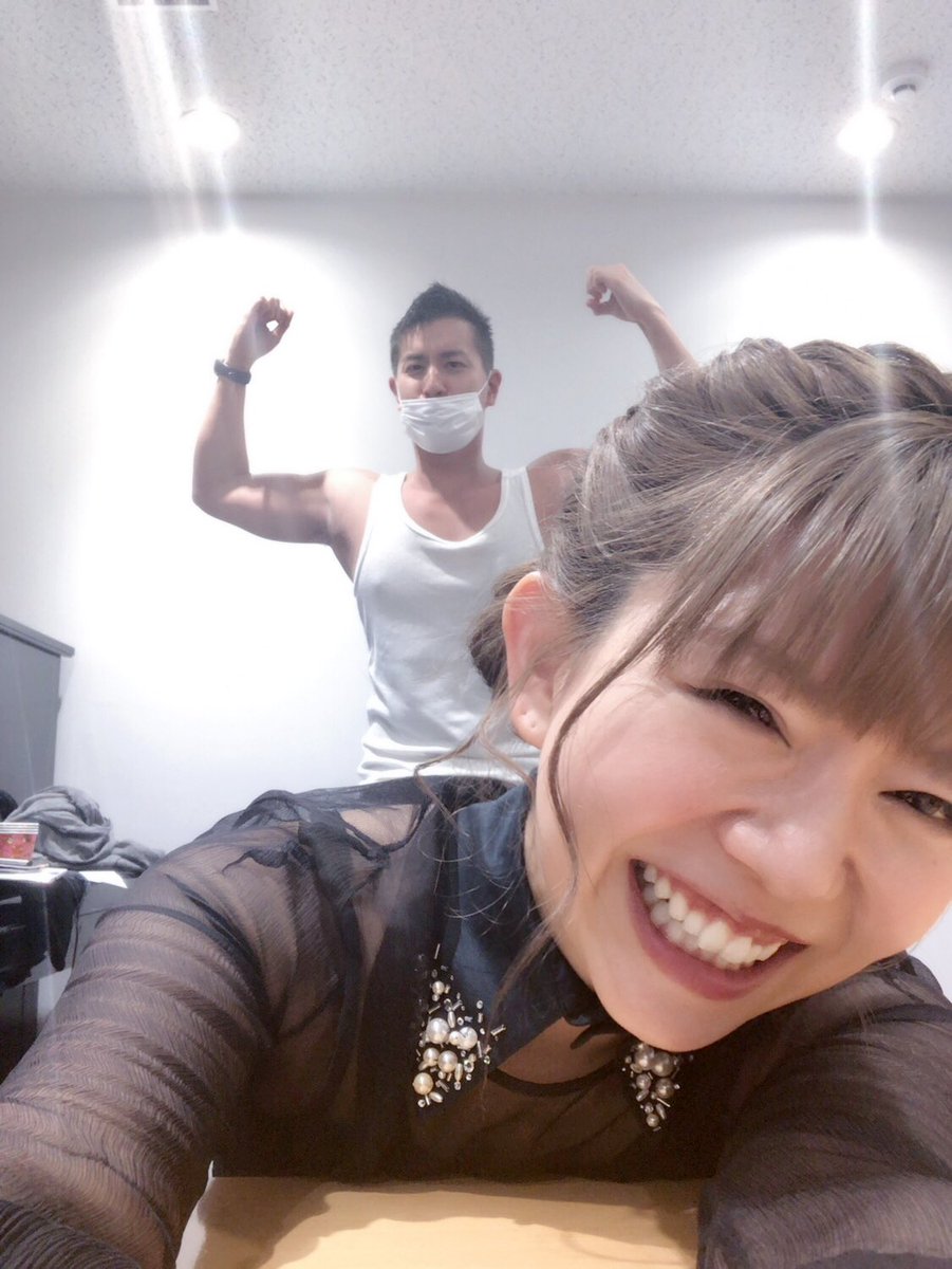 牧野由依 取材日 休憩中 後ろに変質者がいるんだけどどうしよう その変質者って私のマネージャーなんだけどどうしよう スタイリストさんからみた図と 私からみた図