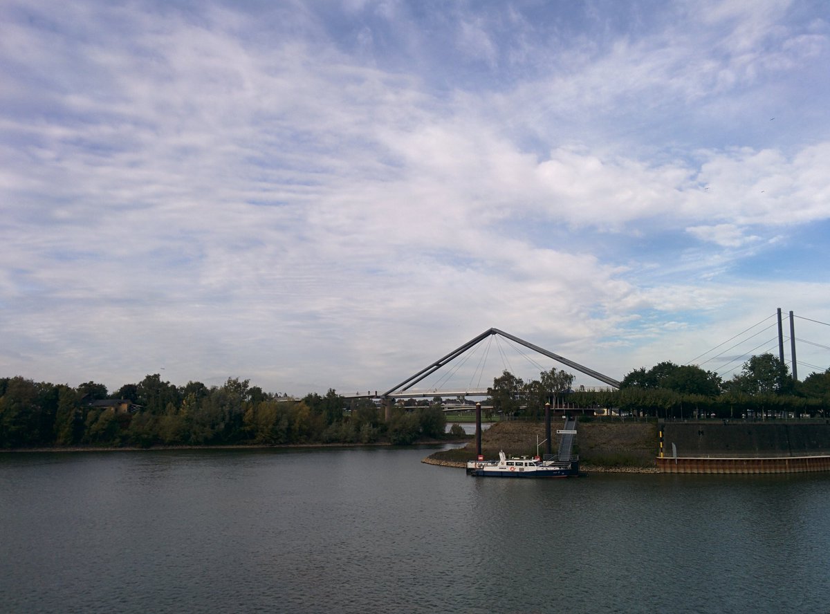 Look up 😄
#Dusseldorf #Rhine #MondayMotivation #bridge