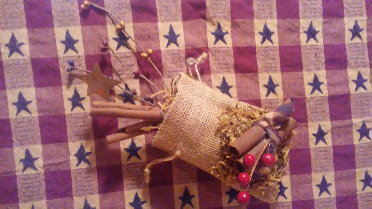ericaritchie24's tweet photo. https://t.co/SmoR5tEEu0 #primitive #pipeberries #Cinnamon #cinnamonsticks #burlap #burlapbag #rusticdecor #RusticHomeDecor #farmhouse #berries #metalstar #primitivematerial #americanadecor #homedecor #kitchendecor #hangingdecor #shelfsitter #decor https://t.co/3VdDuZxNYW