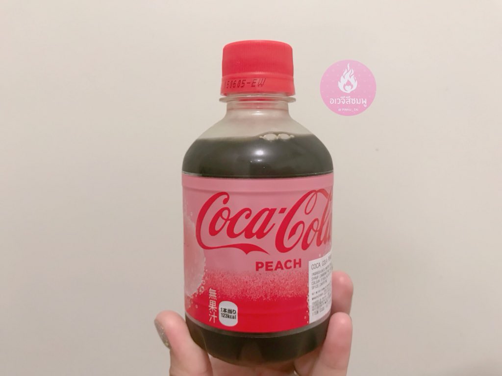 pinku_tai's tweet photo. ได้ลองโค๊กกลิ่นพีชของญี่ปุ่นแล้ว🥤นี่ถึงกับค่อยๆลิ้มรสชาติ ใครชอบพีช 🍑 เราว่าฟิน เพราะแค่เปิดมากลิ่นพีชก็หอมแบบทำลายล้างแล้ว รสชาติเหมือนโยนเจลลี่พีชลงไปในโค้ก 55 กลิ่นเจลลี่พีชรสชาติยังไง โค้กตัวนี้เป็นแบบนั้นเลยเหมือนแค่เพิ่มความซ่าหอมติดปากมาก ชอบนะ #รีวิวญี่ปุ่น #อร่อยไปแดก https://t.co/OojdrwvMUP