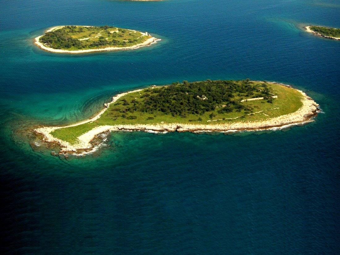 Brijuni Islands which consists of Fourteen Small islands. Covered by meadows, parks and oak and laurel forests – and some rare plants such as wild cucumber and marine poppy – the islands were pronounced a national park in 1983
#Croatia #Croatia2018 #travel #tour #package