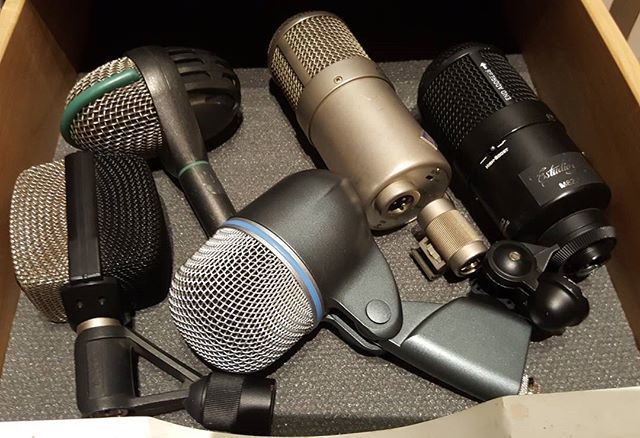 _estudiouno's tweet photo. Micros para bombo.
¿Con qué combinación os quedáis?
#microphone #akg #d12 #d112 #Shure #beta52 #neumann #u47fet #telefunken #m82
#recording #drums #recordingstudio #gear #gearporn https://t.co/l1iOQL6S5B https://t.co/8akCxzjTqm