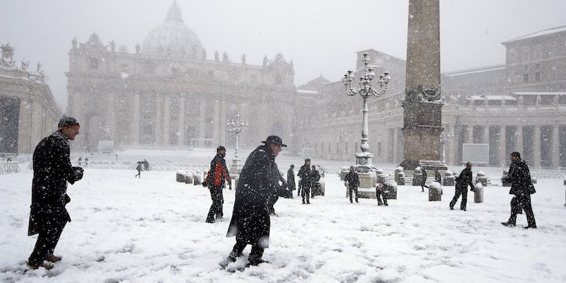 nevearoma neve a roma colosseo piazza san pietro vaticano gelo burian freddo twitter