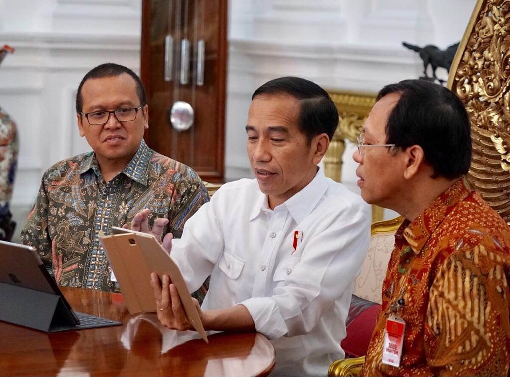 jokowi's tweet image. Sudah ngisi Surat Pemberitahuan Tahunan (SPT) Pajak Penghasilan (PPh) Wajib Pajak Orang Pribadi Tahun 2017? Saya sudah tadi pagi. Dengan e-filling prosesnya sangat gampang dan langsung dapat bukti penerimaan elektroniknya. Manfaat pajak buat seluruh masyarakat -Jkw
