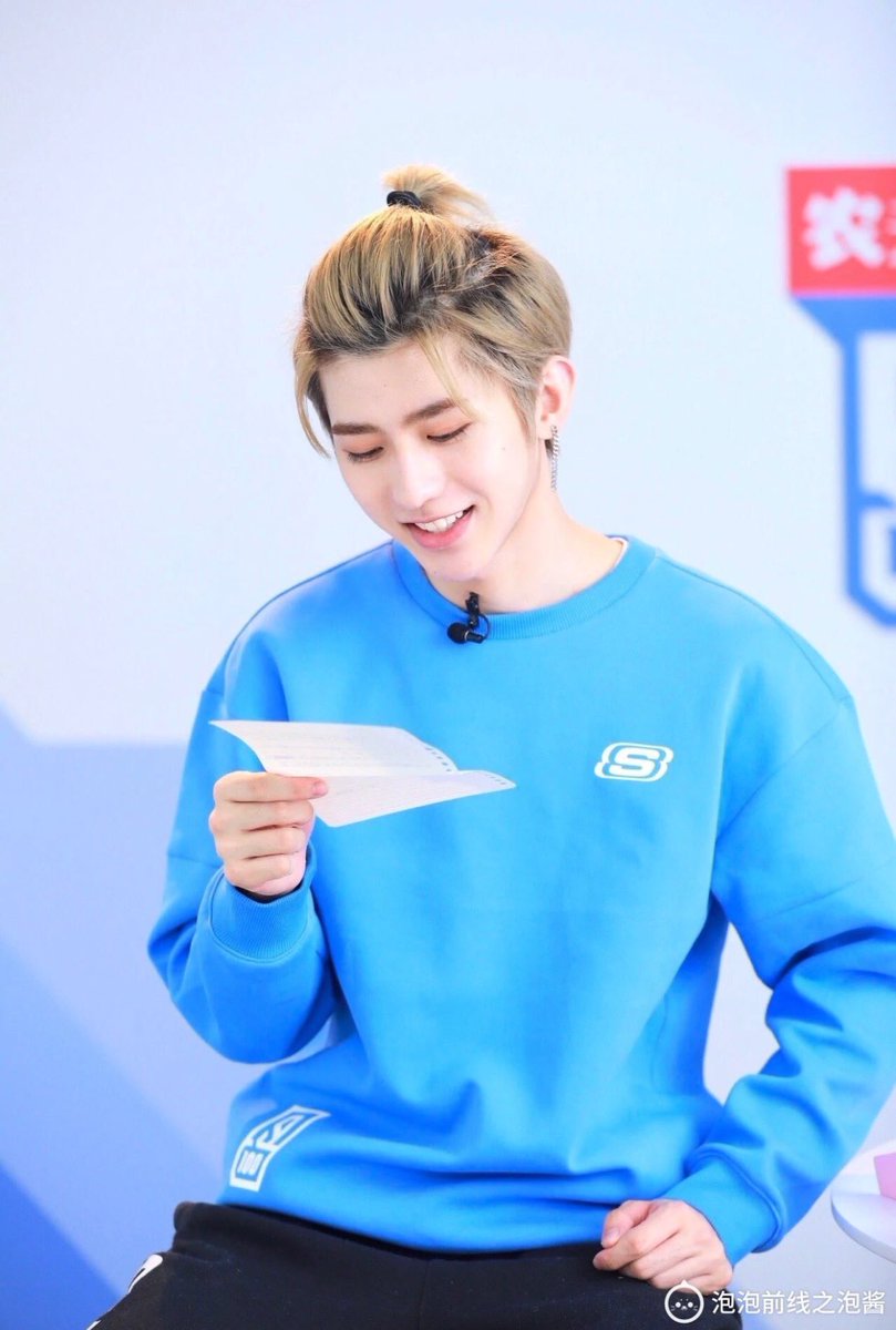 XUKUN_TH's tweet photo. 180226 泡泡社区's Weibo Update : คุนคุนตอนอ่านจดหมายค่ะ 💌 ยิ้มแป้นเลย😂
#蔡徐坤   #CaiXukun    #idolproducer  #IDOLPRODUCER    #偶像练习生  #채서곤 #차이쉬쿤 https://t.co/wZNPvNaQLc