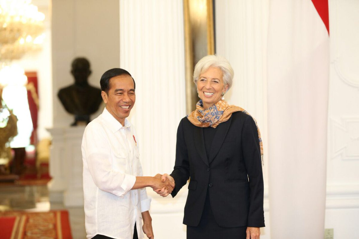 Lagarde's tweet photo. I had an excellent meeting with President @jokowi  and was delighted to accompany him on his blukusan (impromptu) visits in the community https://t.co/n1bq0419CK https://t.co/lCzAItmMJg