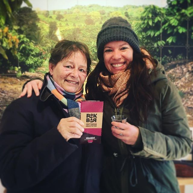 chocolateshopnl's tweet photo. As we speak...zojuist onze eerste Rokbar verkocht aan niemand minder dan Yma (@urbanfarmersnl)en haar moeder. Rokbar is een reep 100% made and owned by women! Later meer hierover! Nog meer goed nieuws, vanaf nu ook ook online te krijgen! #rokbar #womanin… https://t.co/73JYDbLESk https://t.co/ZNt8A8LC9K