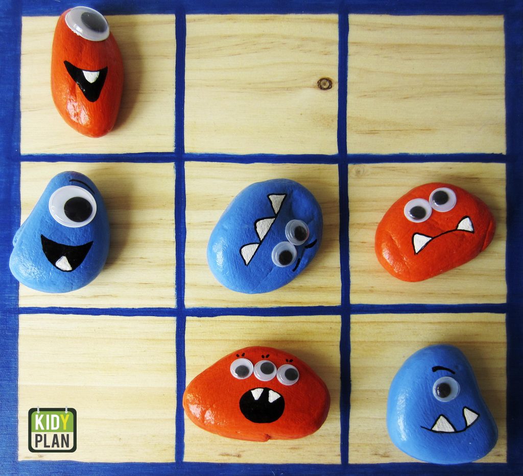 ¿Tus hijos son de los que van al parque y se lían a jugar con las piedras? Pues te traemos una propuesta para aprovechar esa afición: Un tres en raya hecho con 'chinos'.
kidyplan.es/1421-2/