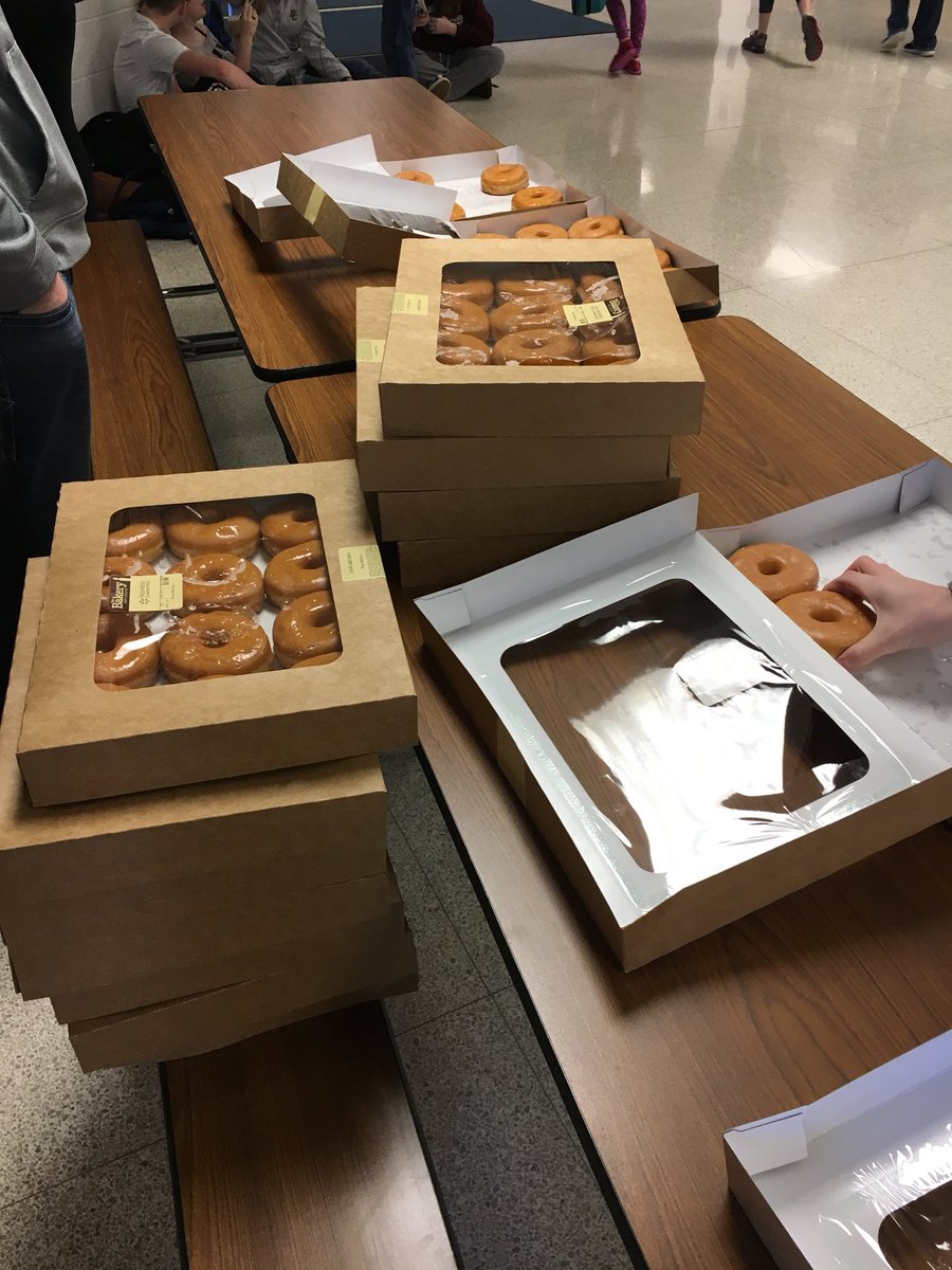bentonffa's tweet photo. FREE DONUTS IN THE STUDENT CENTER!!! https://t.co/qMupmPBnkw