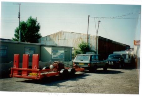 LedburyCops's tweet photo. A very distinctive red 17ft long 'Weavers of Bromsgrove' 3.5 tonne 1978 classic car trailer was stolen from #Colwall near #Ledbury between 11pm and midnight on 22/2/18. The distraught victim has owned it for 25 years. Incident 0133S 230218 @HTnewsroom @MalvernGazette #LetsFindIt https://t.co/gT94qWUf6h