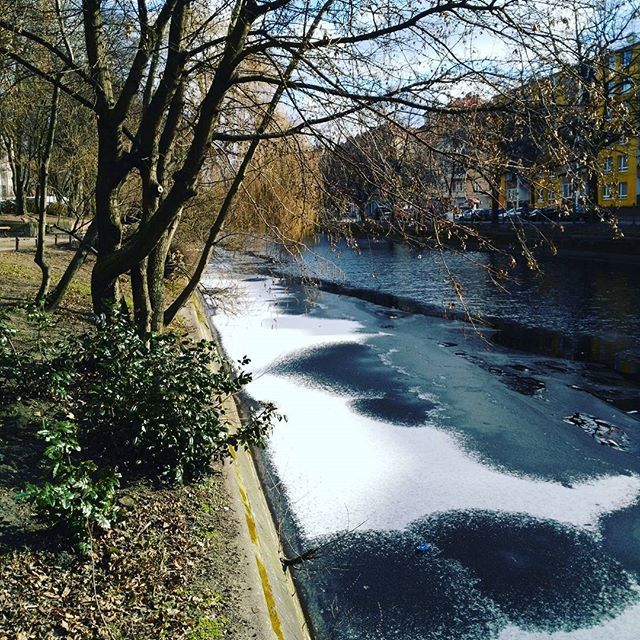 MarkusHanfler's tweet photo. It's cold ❄🌬
#berlin #berlinstagram #winter #kreuzberg #cold #water https://t.co/ShMAfNI4NF https://t.co/BPZYEqQ9pl