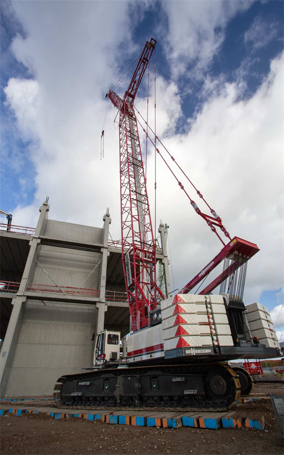 180 tons Sennebogen kraan geleverd aan Stadsbader tinyurl.com/y8qqppkl