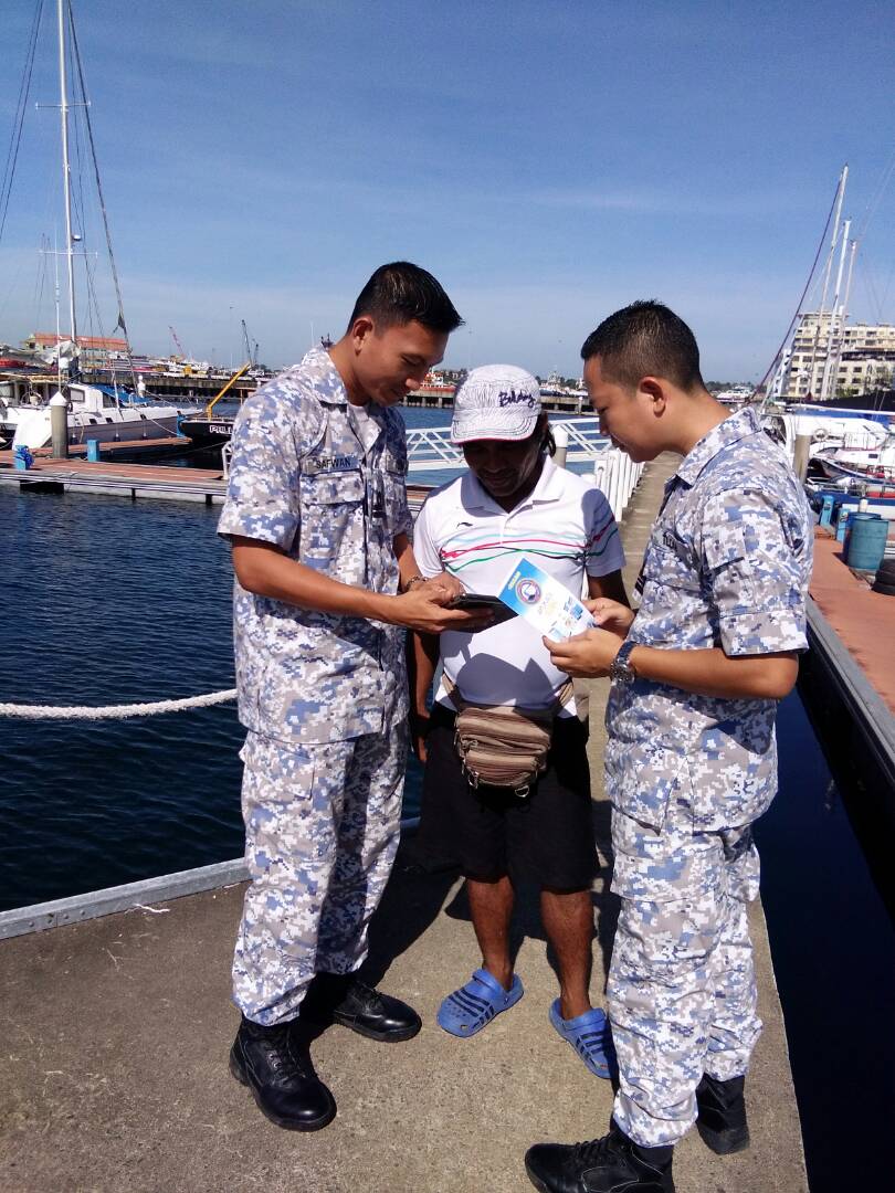 PSTL LABUAN TLDM (@pstltldm) on Twitter photo Pelaksanaan berterusan aktiviti #RAKAM dan aplikasi <a href="/erakamk3m/">Aplikasi Mobile K3M</a> kepada komuniti maritim di Labuan Public Marina oleh pegawai dari <a href="/TldmUps/">UPS TLDM TIMUR</a> dan <a href="/PstlLabuan/">PSTL LABUAN</a>
#keselamatan
#kesiapsiagaan
<a href="/mykamarul/">Kamarul</a>
<a href="/syedzahirputra/">VAdm Syed Zahiruddin</a>
<a href="/MPA_Timur/">HQ Eastern Fleet</a>
<a href="/KhirJunaidi/">Khir Junaidi Idris</a> Pelaksanaan berterusan aktiviti #RAKAM dan aplikasi <a href="/erakamk3m/">Aplikasi Mobile K3M</a> kepada komuniti maritim di Labuan Public Marina oleh pegawai dari <a href="/TldmUps/">UPS TLDM TIMUR</a> dan <a href="/PstlLabuan/">PSTL LABUAN</a>
#keselamatan
#kesiapsiagaan
<a href="/mykamarul/">Kamarul</a>
<a href="/syedzahirputra/">VAdm Syed Zahiruddin</a>
<a href="/MPA_Timur/">HQ Eastern Fleet</a>
<a href="/KhirJunaidi/">Khir Junaidi Idris</a>