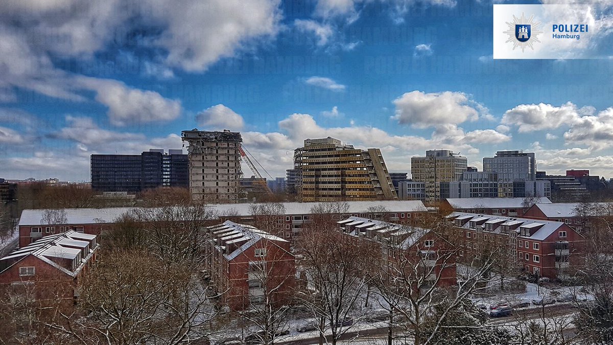 PolizeiHamburg's tweet photo. Sonnenschein, Schneematsch & Streusalz. #Wischwasser sorgt trotz winterlicher Straßenbedingungen für freie Sicht. Kommt so mit viel #MondayMotivation gut in die Woche.
Bei uns sorgt der #Abriss der #Postpyramide inzwischen für ein freieres Sichtfeld. https://t.co/LgG3CtR1lV