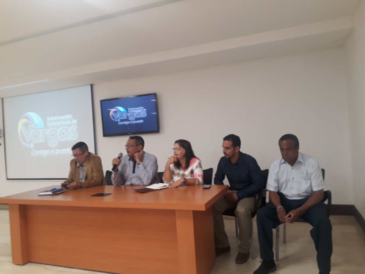 EsNoticiaDigita's tweet photo. El Gob. @CarneiroPSUV en compañía del Sec de Gobierno @suarezconvargas la 1era combatiente @mariagarciapsuv y el Alcalde @JalejandroTeran se reúnen con los jefes civiles y padrinos con el fin de tratar el tema de recolección de basura y gobierno adentro. #UnionCivicoMilitarDePaz https://t.co/my5fx7pWLZ
