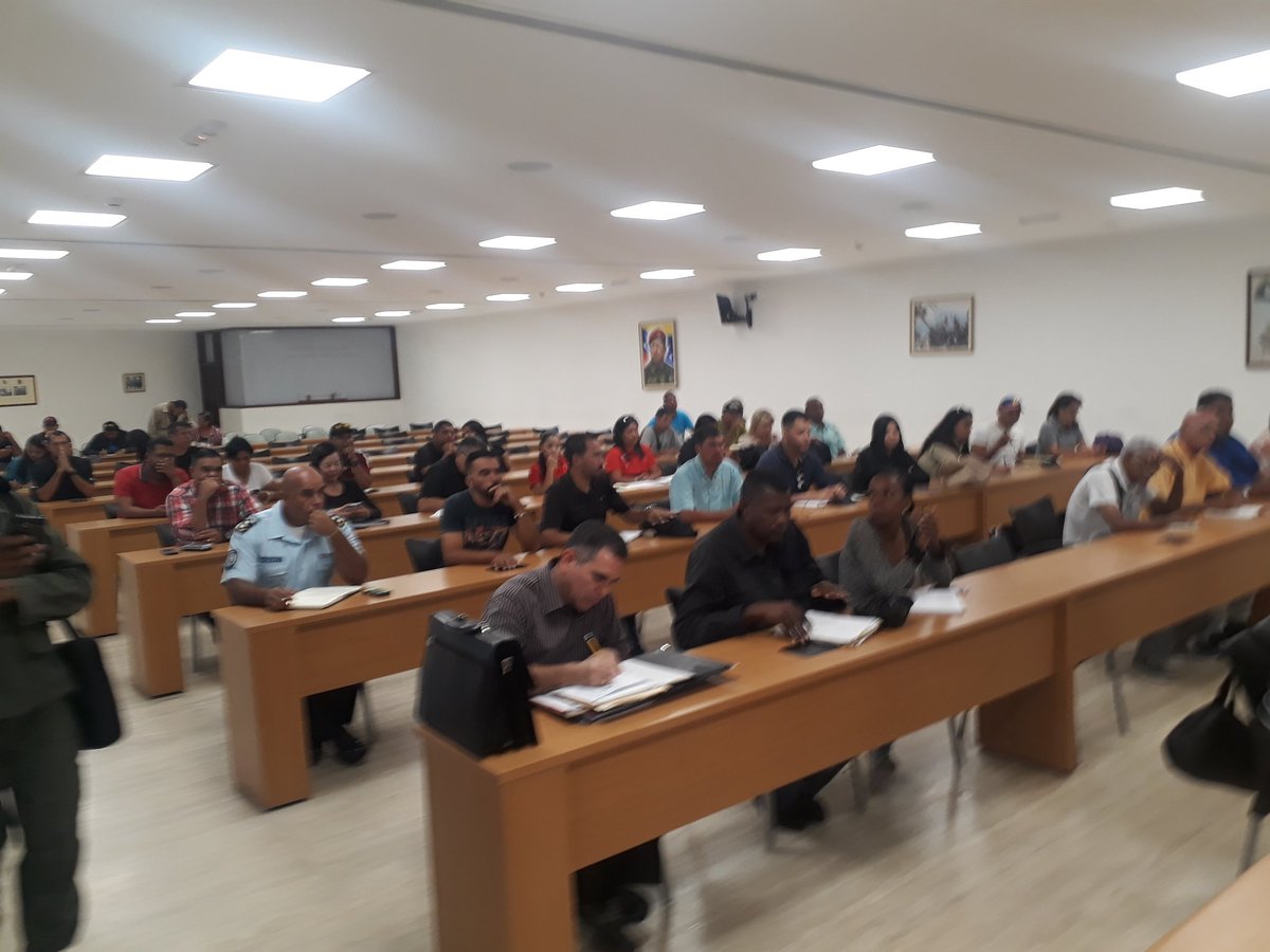 EsNoticiaDigita's tweet photo. El Gob. @CarneiroPSUV en compañía del Sec de Gobierno @suarezconvargas la 1era combatiente @mariagarciapsuv y el Alcalde @JalejandroTeran se reúnen con los jefes civiles y padrinos con el fin de tratar el tema de recolección de basura y gobierno adentro. #UnionCivicoMilitarDePaz https://t.co/my5fx7pWLZ