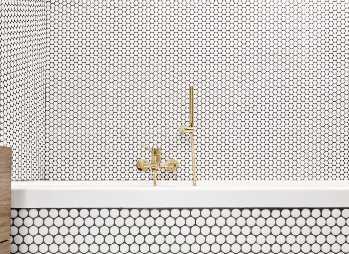 WhyTile's tweet image. “Known for being an economical, easy-to-install tile, the penny tile has been around for more than a century, but is now experiencing a resurgence in popularity. And with good reason!&quot;  ow.ly/6Ov930iyx6j 
•
#WhyTile #pennytile #tile #design #remodel #renovation #interiors