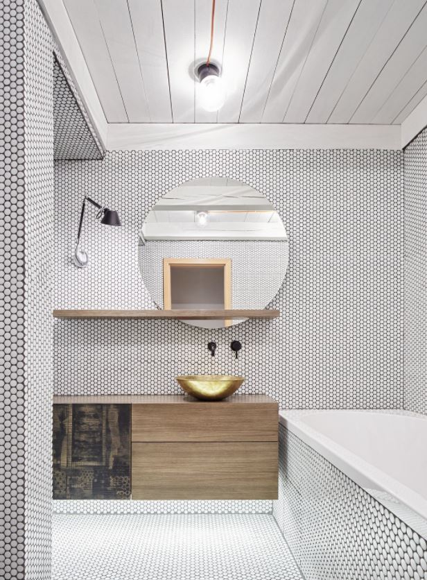 WhyTile's tweet image. “Known for being an economical, easy-to-install tile, the penny tile has been around for more than a century, but is now experiencing a resurgence in popularity. And with good reason!&quot;  ow.ly/6Ov930iyx6j 
•
#WhyTile #pennytile #tile #design #remodel #renovation #interiors